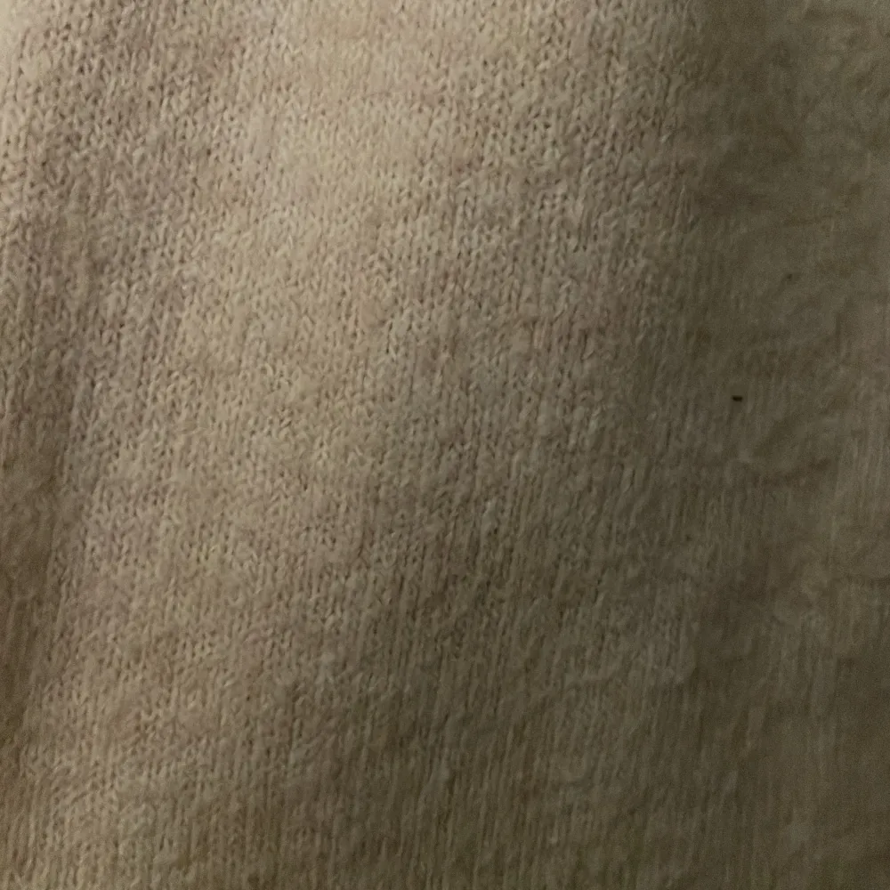 Jättesöt stickad beige tröja, använd Max 5 ggr. Säljer pga att den inte kommer till användning men den är i väldigt fint skick och passar bra inför sommarn och våren då den inte är så tjock ❤️ skriv för fler bilder eller om du har frågor ❤️❤️. Tröjor & Koftor.