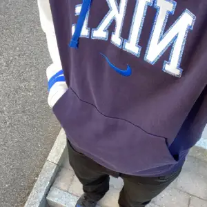 En mörkblå/vit nike hoodie köpt på foot locker för 750 kr. knappt använt.