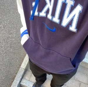 Nike hoodie - En mörkblå/vit nike hoodie köpt på foot locker för 750 kr. knappt använt.