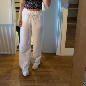 Vita linnebyxor  - Säljer mina vita linne byxor  från h&m dom är slutsålda och köpte dom i somras för 299 och säljer för 130 +frakt  storlek S och dom är inte använda mycket 