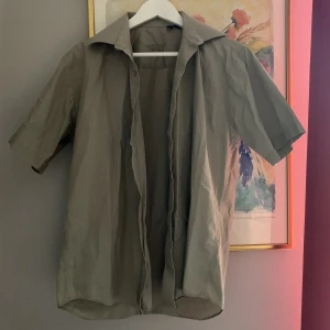 Skjorta i bra material  - Grön skjorta vars material känns väldigt fint och hållbart, köpte för att sy om men det blev ej av, tror herrmodell men kan sitta snyggt på tjej också, jag är 164/XS då är den lite stor tyvärr:)