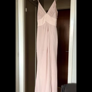 Balklänning - Superfin gammelrosa/ljusrosa balklänning, endast använd 1 gång så den är i mycket gott skick. Storlek 36 men skulle säga att den passar stl.34-36 (XS-S). Den är ganska lång och gick nedanför fötterna på mig som är 171cm. Kan skicka fler bilder privat!
