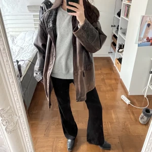 Brun skinnjacka - Köpt på plick! Kommer inte till användning längre. Väldigt oversized, men den är as cool! De två sista bilderna är förra säljarens. Det finns en avtagbar krage till, jag har valt att ta av den. 