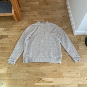 Stickad tröja zara - Snygg stickad tröja från zara i bra skick. Storlek M. Hör av dig om du har några frågor eller vill ha fler bilder.