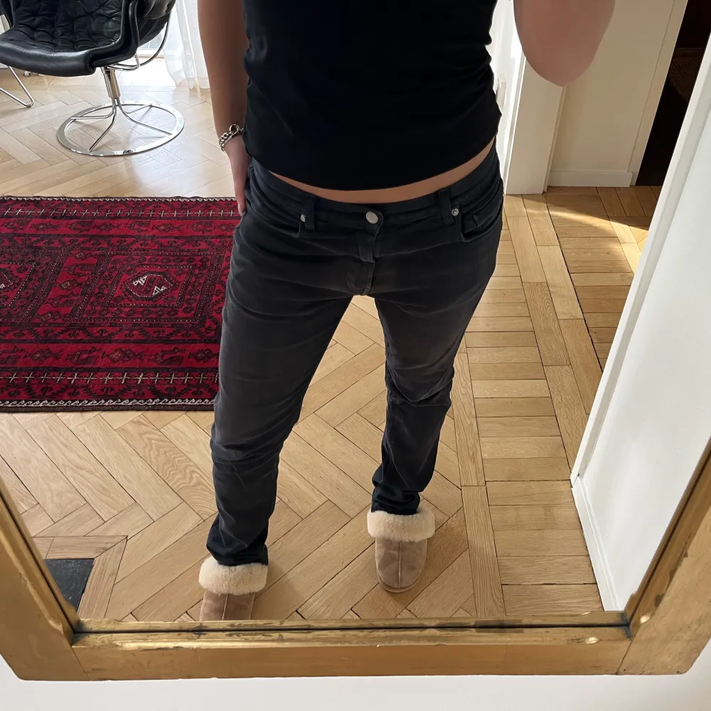 Så snygga jeans, dem är mörk mörk blåa. Lågmidjade. Jag är 165cm. . Jeans & Byxor.