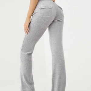 Juicy byxor - Säljer nu mina sparsamt använda ljusgå juciy byxor då de ej kommer till användning! Jag är 169 och de passar mig perfekt i längden, supersköna!💕💕