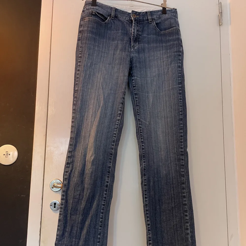 Randiga straight-leg jeans i stl 40!jättesnygga fickor och bekväma. midja: 80cm innebenslängd: 78cm🌻. Jeans & Byxor.