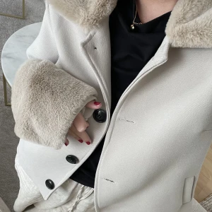 Vårjacka - En fin beige jacka som passar perfekt till våren, ganska tunn! ☺️☺️