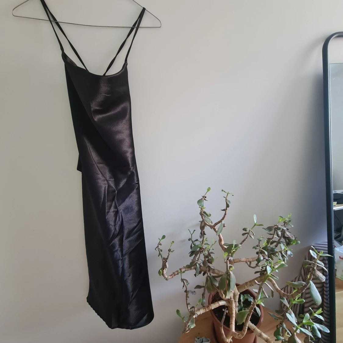 Klänning med cowl neck