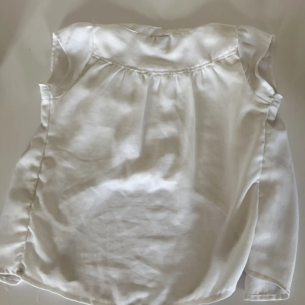 VĂ€ldigt fin blus, Ă€r jĂ€ttesnygg till te.x. en kjol eller shortsđïžđ«¶đ» Ăr lite genomskinlig men har ett innerlinne i nĂ€stan hela. Har lite detaljer i kragen som Ă€r jĂ€ttefinađâš Jag Ă€r 165 cm och passar mig men sĂ€ljer pga att behöver pengarđ. Puserot.