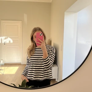 Randig tröja - COS - Randig tröja från COS som inte kommer till användning. Köparen står för frakt💗
