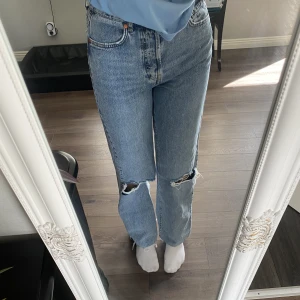 Jeans bik bok - säljer dessa blåa jeans från bik bok i stolen 28 dom är uppsydda i benen och sitter bra på mig som är ca 170cm, dom är i modellen REGULAR WIDE säljer dessa för 120kr
