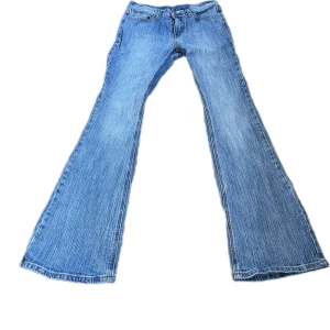 Brandy Melville Jeans - Använda fåtal gånger, bootcut och låg midja. Långa i benen på mig som är 174. Innerbenslängden är 84, midjemått 76. Skriv för fler frågor! Om många intresserade, buss i kommentarerna:)