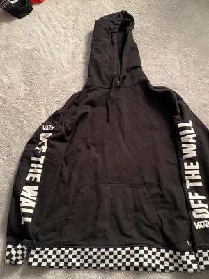 Vans tröja - En fin Vans tröja i storlek S herrstorlek så den är lite stor. Använd ca 4-5 ggr men bara hemma. Finns inga skador och pris kan diskuteras :) 