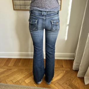 Jeans!  - Snygga jeans med fina fickor i bak😍😍 INNERBENSLÄNGDEN:75cm MIDJEMÅTT:75cm