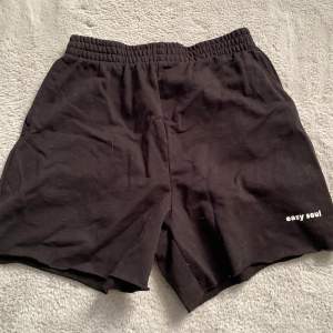 Ett par svarta shorts från h/m. Aldrig använda, finns inga hål elr skador. Skriv om ni har frågor  :)