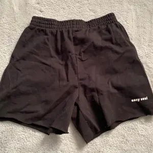 Ett par svarta shorts från h/m. Aldrig använda, finns inga hål elr skador. Skriv om ni har frågor  :)