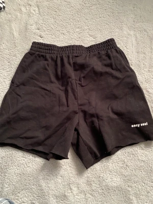 Shorts  - Ett par svarta shorts från h/m. Aldrig använda, finns inga hål elr skador. Skriv om ni har frågor  :)