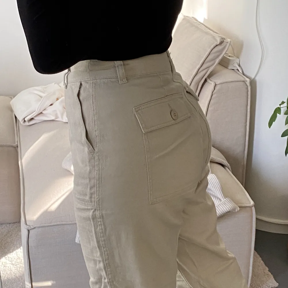 Cargobyxor från pull&bear i mom-modell🫶 Storlek 38🍓 Tunna och svala, helt perfekta på sommaren även om det är varmt🌸 Något korta på mig som är 170. Jeans & Byxor.