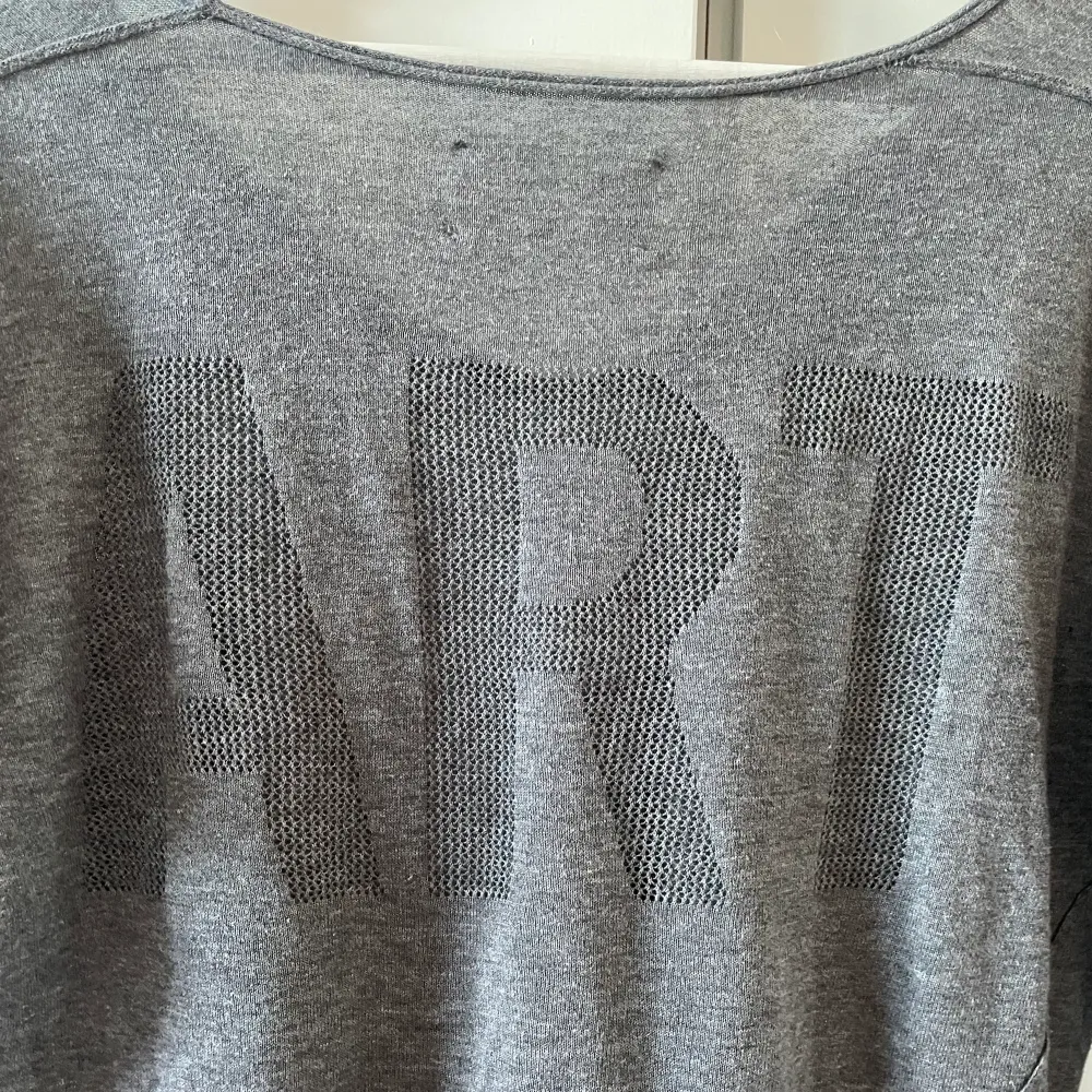 sjukt snygg tröja från Zadig Voltaire!  Endast använd ett fåtal gånger och i jättebra skick, passar xs-m. Tröjor & Koftor.