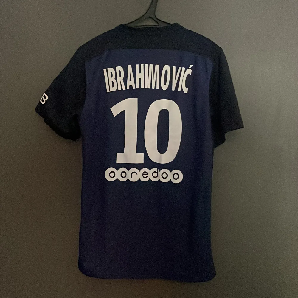 Psg fotbollströja från 2015 med Zlatan Ibrahomovic på ryggen. Skick 9/10 och fler bilder kan skickas vid behov. T-shirts.