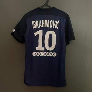 Psg fotbollströja från 2015 med Zlatan Ibrahomovic på ryggen. Skick 9/10 och fler bilder kan skickas vid behov