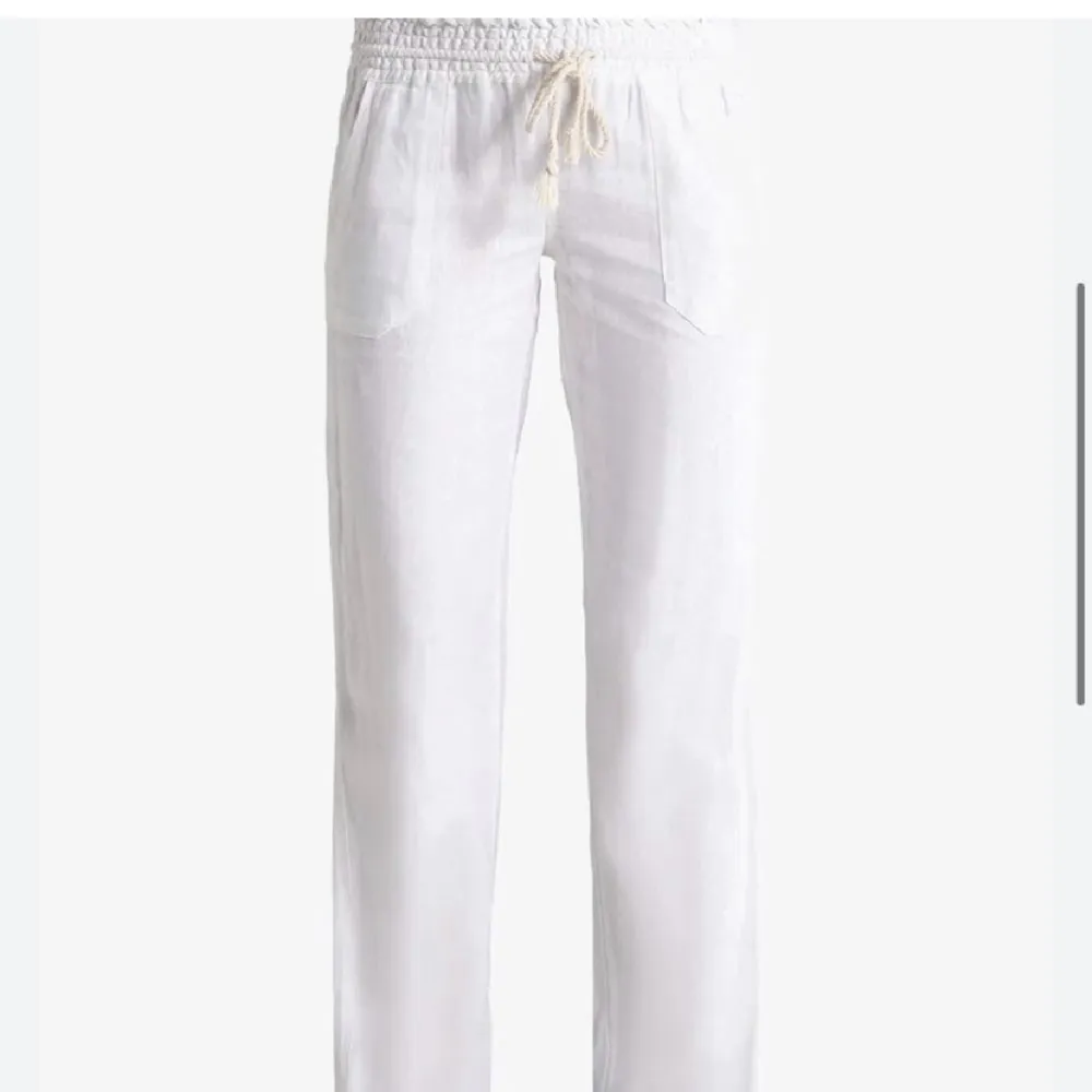 Säljer mina roxy byxor. Dem har lite slitningar som jag kan skicka bild på om man vill. Men det är inte något som syns tydligt alls. Dessa är storlek M men skulle säga att dem passar S-M. Dessa är helt slutsålda och nypris är 599kr.Köparen står för frakt💕. Jeans & Byxor.