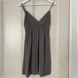 så fin grå kort klänning från Pull & Bear, köpt förra sommaren men knappt använd då den är förliten för mig. Skriv för fler bilder💖 