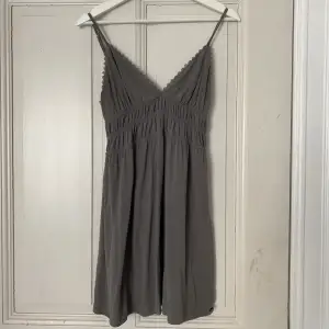 så fin grå kort klänning från Pull & Bear, köpt förra sommaren men knappt använd då den är förliten för mig. Skriv för fler bilder💖 