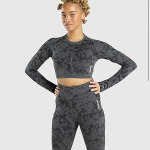 Gymshark adapt camo seamless crop top - Ny träningstopp från gymshark i storlek xs. Nypris 499kr. 