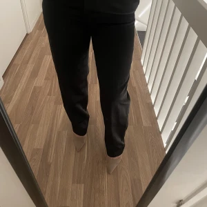 Snygga kostymbyxor i satin från H&M - Säljer dessa då jag aldrig har använt dom, snygg passform och så elegant material.