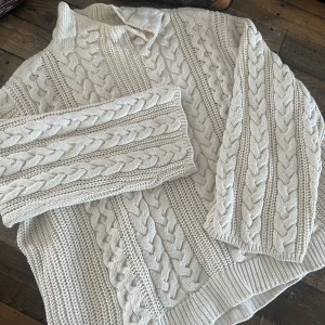 Stylein april - STYLEIN April sweater i fint skick säljes. Fint skick, strl: M. Nypris: 3499kr