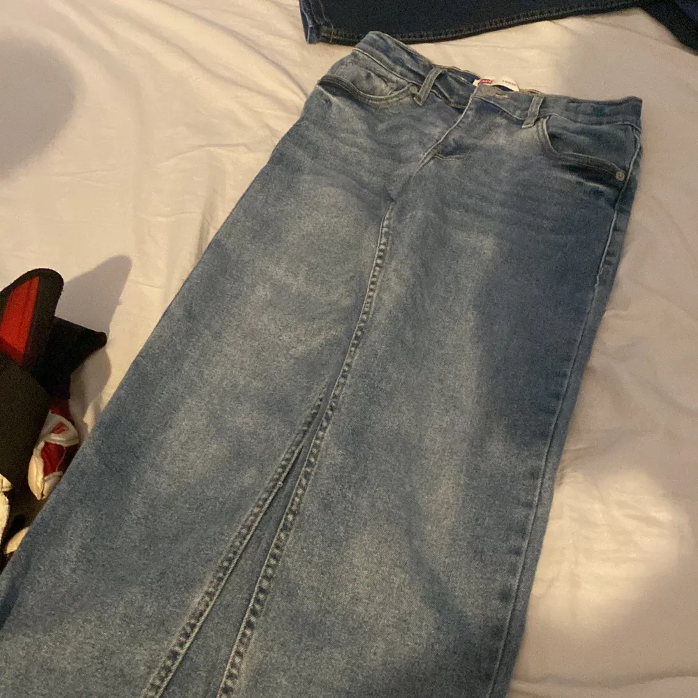 Säljer dessa Levis jeans som är modellen loose taper priset kan diskuteras.. Jeans & Byxor.
