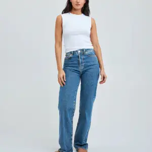 Säljer dessa blåa jeans från BikBok då de inte längre kommer till användning.  Är i väldigt bra skick, nästan som nya.   Modellen heter ”Regular wide 580 jeans”  Innebenslängden är 82cm Skriv privat för fler bilder 🫶🏼  