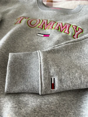 Tommy hilfiger - New sweatshirt cropped style.