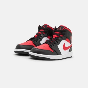 Jordan Mids - säljer dessa jordan mids i storlek 38,5 men passar mig som oftast har 37,5. vid intresse löser jag självklart egna bilder! 
