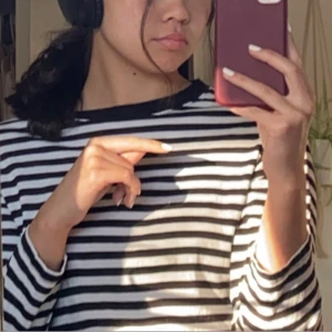 Randig tröja  - Gullig randig tröja med liten ”slit/öppning” nedtill på båda sidorna 💞Knappt använd. Priset är inklusive frakt.