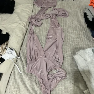 Body - Använt några gånger. Knäpper nere. Man kan knuta den hur man vill. Passar S/M/L