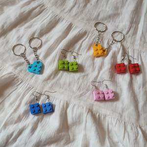 Örhängen och nyckelringar med Legobitar! Örhängen: 50 kr Nyckelringar (2st): 65 kr Halsband: 80 kr Önska gärna en färg så kanske jag kan lösa det😊 