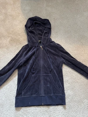 Mörkblå juicy couture kofta - Mörkblå juicy couture kofta, knappt använd storlek S