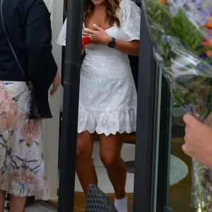 Studentklänning - (Den bästa bilden jag har på klänningen, finns möjlighet för ytterligare bilder) En studentklänning som är använd 1 gång på min mottagning, super fin.  Betalning: Swish Köparen står för frakten