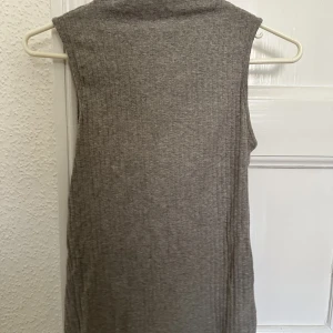 Grått ribbat linne - Hög hals, bra skick! 