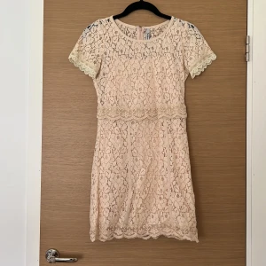 Beige studentklänning i XS - Gullig beige studentklänning från Pepe Jeans i stl XS. Skicka meddelande för fler bilder.✨