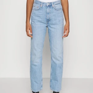 Straight jeans  - Raka jeans från Weekday i modellen Rowe. Storlek 26/32.  Sparsamt använda!