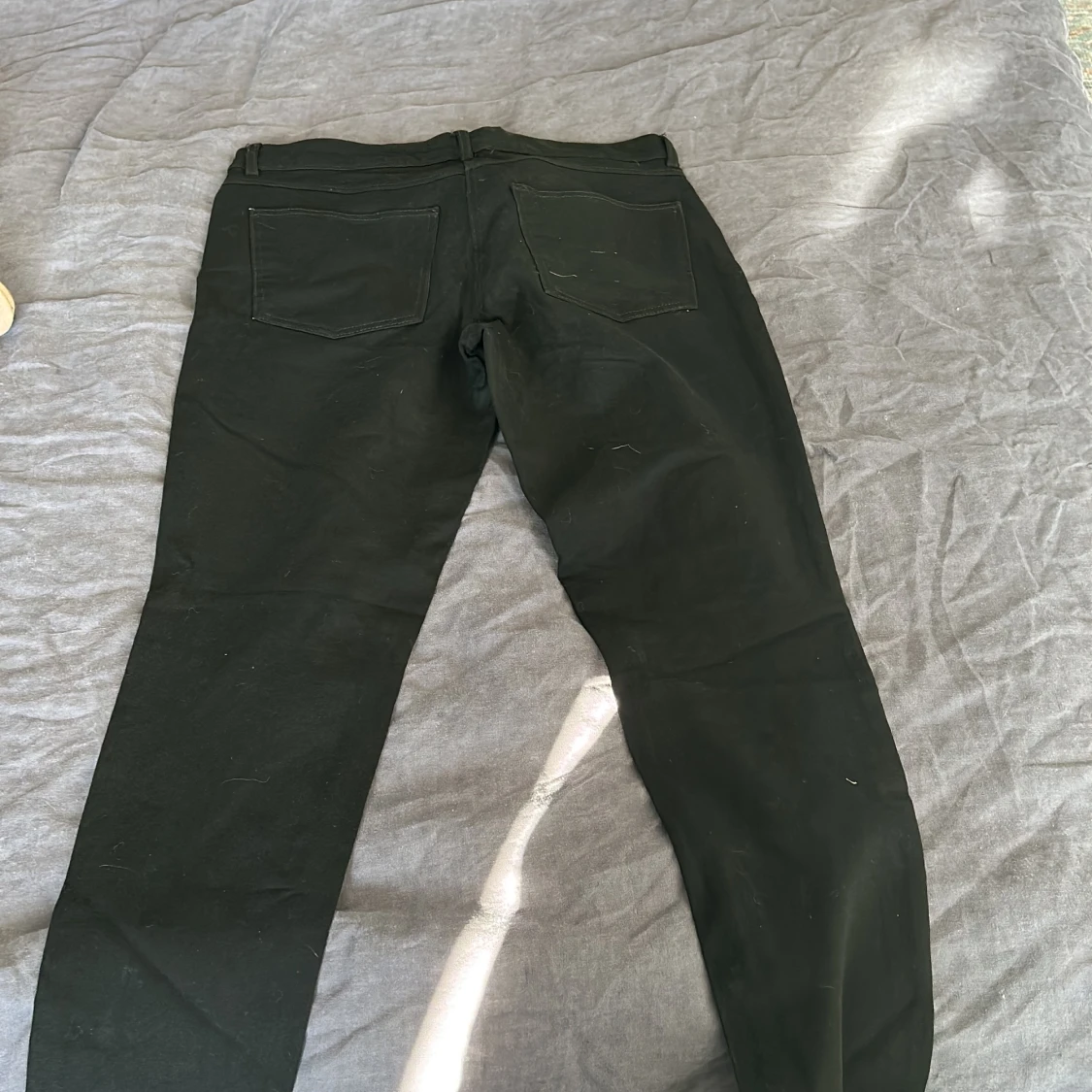 Svarta jeans med guld detaljer - 91