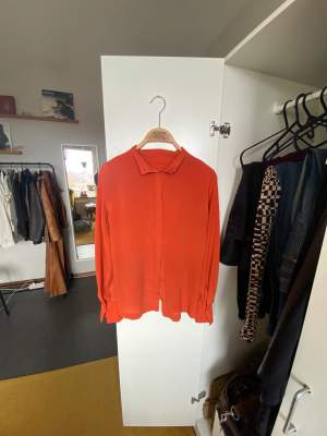 Orange långärmad blus från Kappahl, köpt på Second Hand butik. Använd fåtal gånger, fint skick! Samfraktar gärna! ❤️