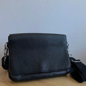 Monki väska - Väska med justerbart axelband från monki och två fack inuti, i fint skick ✨köpare står för frakt