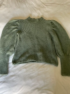 Stickad tröja  - En stickad supersöt tröja i murrig grön (skogsgrön). Mjukt material, från Stradivarius i stl S. I fint skick nästan inte använd. 