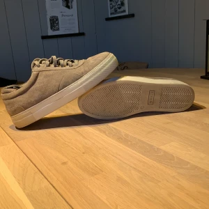 Axel Arigato  - 🔥Säljer ett par snygga Axel Arigato plattform sneaker Storlek 44, fint skick, gråa och ingen heeldrag. Säljer för 650 Om du har frågor eller vill ha fler bilder så skriv gärna. Svarar relativt snabbt