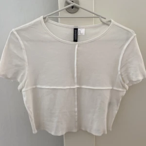 Vit tröja - Vit kortärmat tröja från H&M i storlek M. Använd endast en gång, alltså i nyskick!